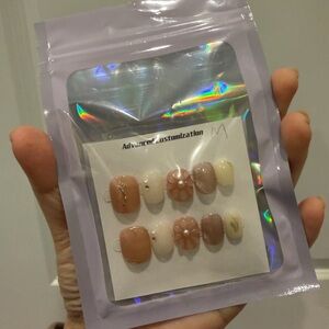 6 pairs of SHORT length- high quality pressed on nails 💅